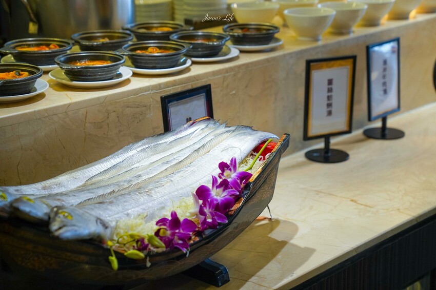 台中市南屯區【台中南屯｜美食】太陽百匯(潮港城國際美食館)。釜山海鮮季，台中海鮮直送，10/01~11/30四人同行送巨無霸