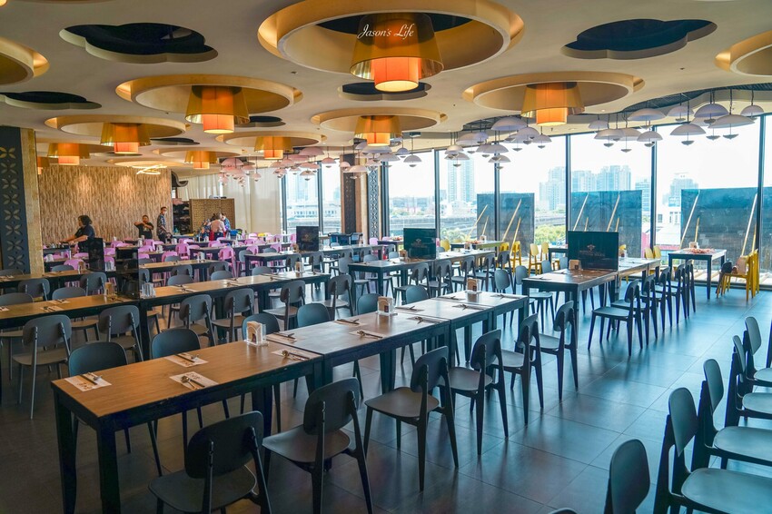 台中市南屯區【台中南屯｜美食】太陽百匯(潮港城國際美食館)。釜山海鮮季，台中海鮮直送，10/01~11/30四人同行送巨無霸