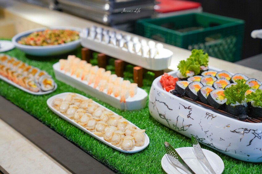 台中市南屯區【台中南屯｜美食】太陽百匯(潮港城國際美食館)。釜山海鮮季，台中海鮮直送，10/01~11/30四人同行送巨無霸