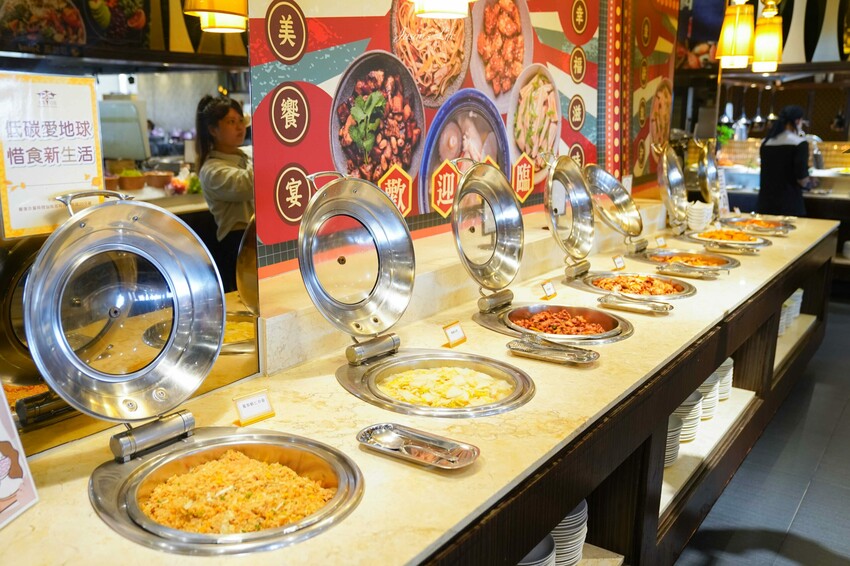 台中市南屯區【台中南屯｜美食】太陽百匯(潮港城國際美食館)。釜山海鮮季，台中海鮮直送，10/01~11/30四人同行送巨無霸