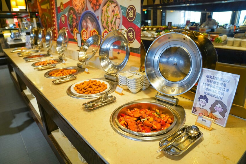 台中市南屯區【台中南屯｜美食】太陽百匯(潮港城國際美食館)。釜山海鮮季，台中海鮮直送，10/01~11/30四人同行送巨無霸