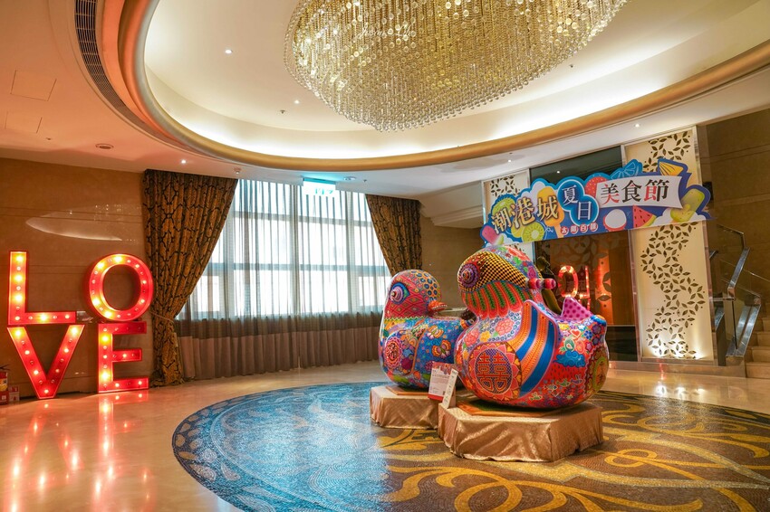 台中市南屯區【台中南屯｜美食】太陽百匯(潮港城國際美食館)。釜山海鮮季，台中海鮮直送，10/01~11/30四人同行送巨無霸