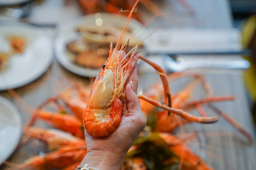 台中市南屯區【台中南屯｜美食】太陽百匯(潮港城國際美食館)。釜山海鮮季，台中海鮮直送，10/01~11/30四人同行送巨無霸