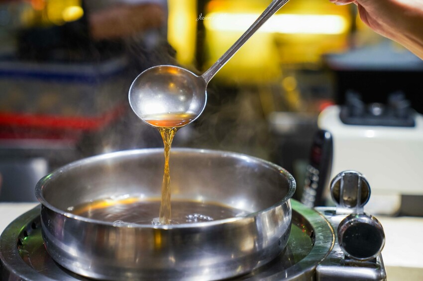 台中市南屯區【台中南屯｜美食】太陽百匯(潮港城國際美食館)。釜山海鮮季，台中海鮮直送，10/01~11/30四人同行送巨無霸