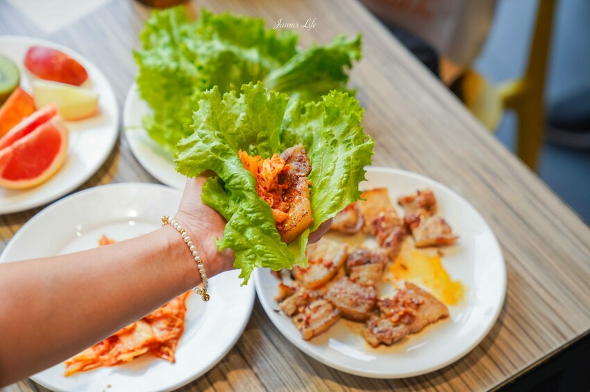 台中市南屯區【台中南屯｜美食】太陽百匯(潮港城國際美食館)。釜山海鮮季，台中海鮮直送，10/01~11/30四人同行送巨無霸