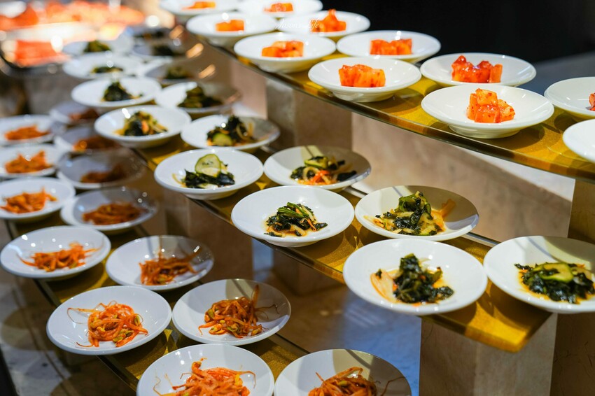 台中市南屯區【台中南屯｜美食】太陽百匯(潮港城國際美食館)。釜山海鮮季，台中海鮮直送，10/01~11/30四人同行送巨無霸