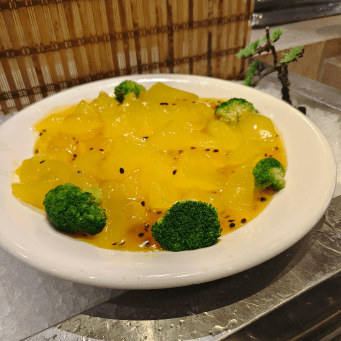 台中海鮮吃到飽推薦！潮港城太陽百匯釜山海鮮季韓式煎五花肉、炸蝦、牛肉湯讓你吃到飽。