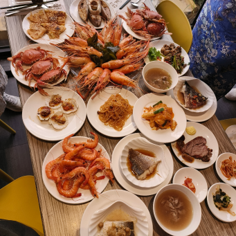 台中海鮮吃到飽推薦！潮港城太陽百匯釜山海鮮季韓式煎五花肉、炸蝦、牛肉湯讓你吃到飽。