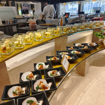 台中海鮮吃到飽推薦！潮港城太陽百匯釜山海鮮季韓式煎五花肉、炸蝦、牛肉湯讓你吃到飽。