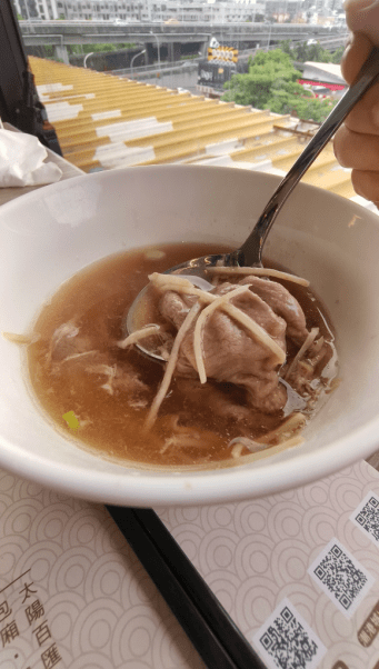 台中海鮮吃到飽推薦！潮港城太陽百匯釜山海鮮季韓式煎五花肉、炸蝦、牛肉湯讓你吃到飽。