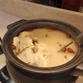 台中海鮮吃到飽推薦！潮港城太陽百匯釜山海鮮季韓式煎五花肉、炸蝦、牛肉湯讓你吃到飽。