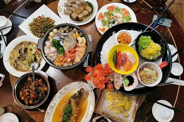 台中海鮮吃到飽推薦！潮港城太陽百匯釜山海鮮季韓式煎五花肉、炸蝦、牛肉湯讓你吃到飽。