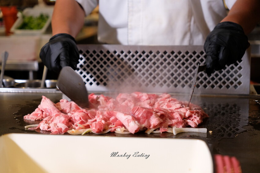 台中潮港城太陽百匯│台中吃到飽始祖！免千元高CP值buffet，破百道料理、超狂海鮮直送任你吃。台中聚餐推薦。四人同行送巨無霸檸檬泰國蝦 - 貪吃猴的幻想