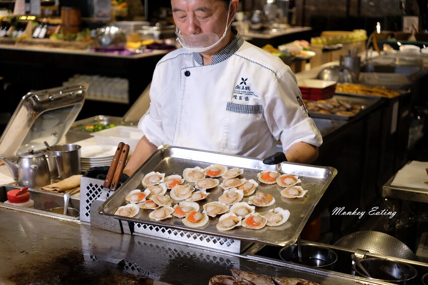台中潮港城太陽百匯│台中吃到飽始祖！免千元高CP值buffet，破百道料理、超狂海鮮直送任你吃。台中聚餐推薦。四人同行送巨無霸檸檬泰國蝦 - 貪吃猴的幻想