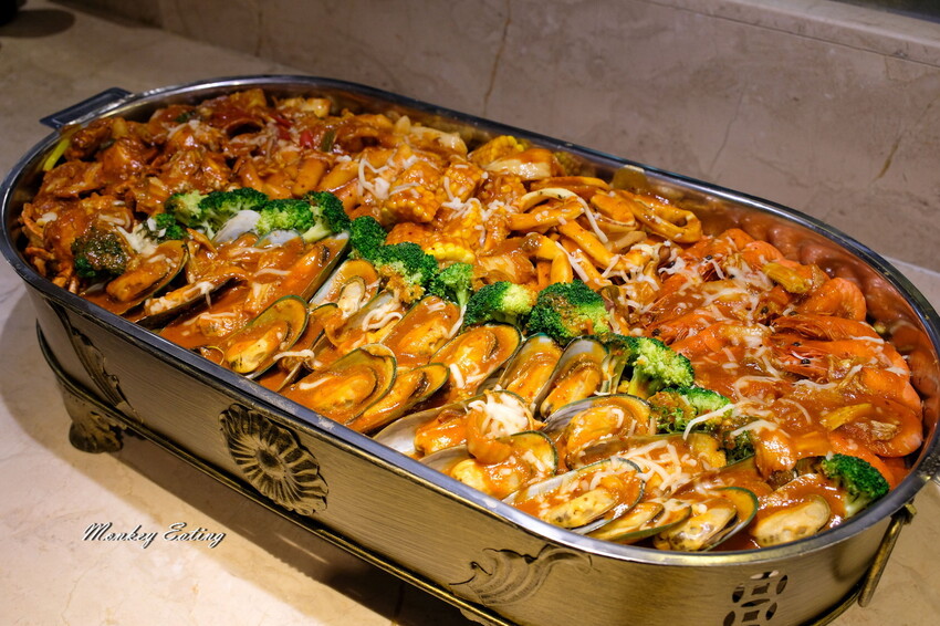 台中潮港城太陽百匯│台中吃到飽始祖！免千元高CP值buffet，破百道料理、超狂海鮮直送任你吃。台中聚餐推薦。四人同行送巨無霸檸檬泰國蝦 - 貪吃猴的幻想