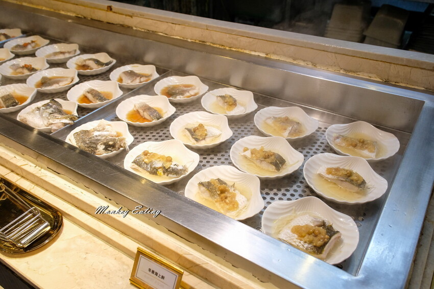 台中潮港城太陽百匯│台中吃到飽始祖！免千元高CP值buffet，破百道料理、超狂海鮮直送任你吃。台中聚餐推薦。四人同行送巨無霸檸檬泰國蝦 - 貪吃猴的幻想