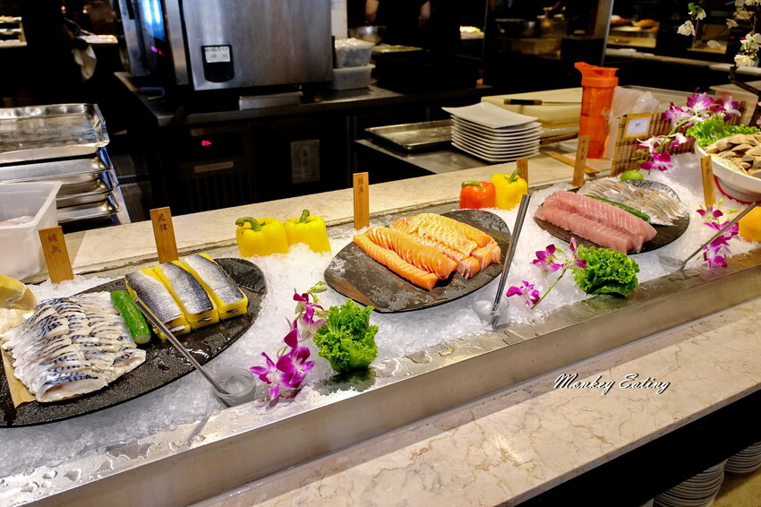 台中潮港城太陽百匯│台中吃到飽始祖！免千元高CP值buffet，破百道料理、超狂海鮮直送任你吃。台中聚餐推薦。四人同行送巨無霸檸檬泰國蝦 - 貪吃猴的幻想