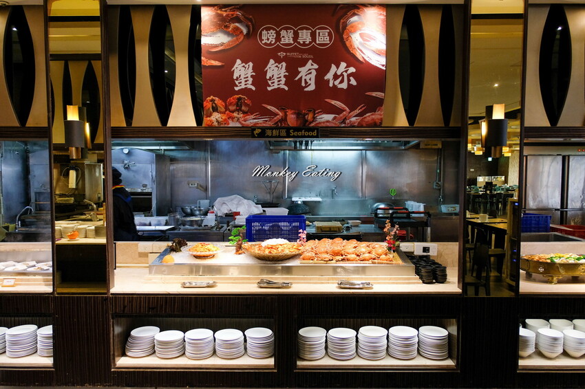 台中潮港城太陽百匯│台中吃到飽始祖！免千元高CP值buffet，破百道料理、超狂海鮮直送任你吃。台中聚餐推薦。四人同行送巨無霸檸檬泰國蝦 - 貪吃猴的幻想