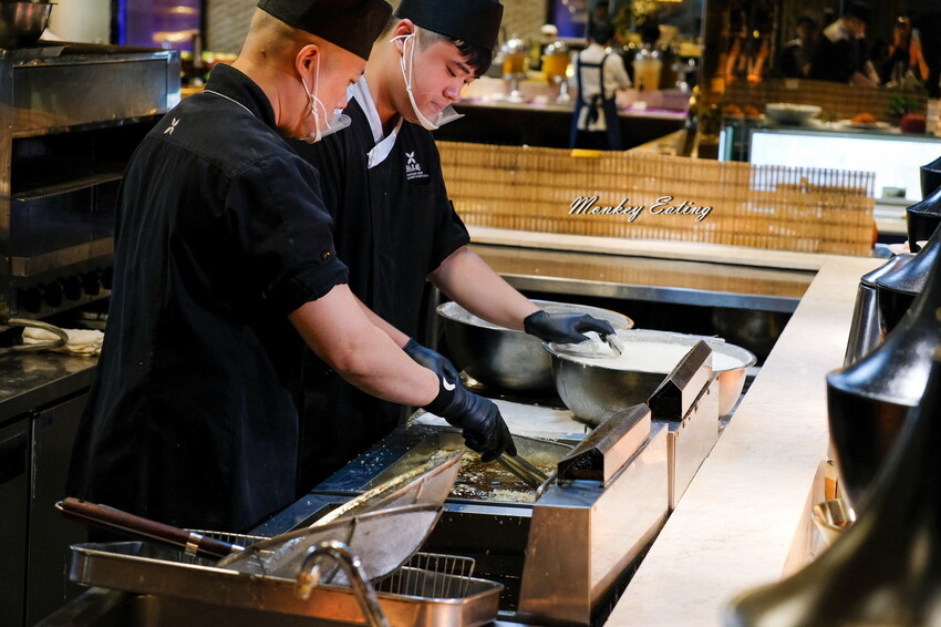 台中潮港城太陽百匯│台中吃到飽始祖！免千元高CP值buffet，破百道料理、超狂海鮮直送任你吃。台中聚餐推薦。四人同行送巨無霸檸檬泰國蝦 - 貪吃猴的幻想