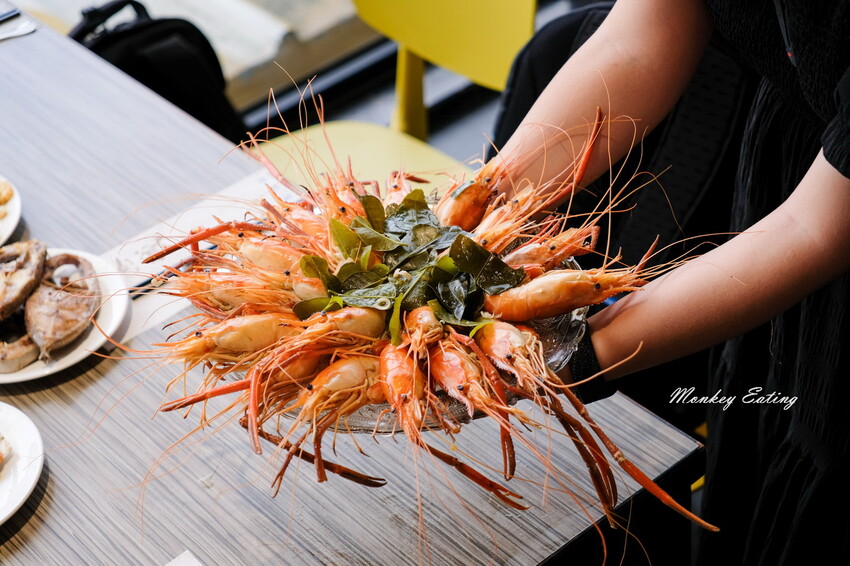 台中潮港城太陽百匯│台中吃到飽始祖！免千元高CP值buffet，破百道料理、超狂海鮮直送任你吃。台中聚餐推薦。四人同行送巨無霸檸檬泰國蝦 - 貪吃猴的幻想