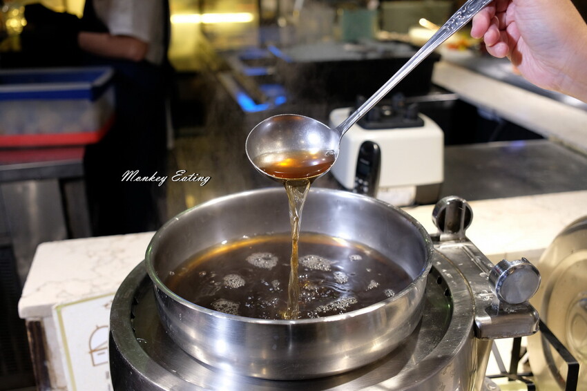 台中潮港城太陽百匯│台中吃到飽始祖！免千元高CP值buffet，破百道料理、超狂海鮮直送任你吃。台中聚餐推薦。四人同行送巨無霸檸檬泰國蝦 - 貪吃猴的幻想