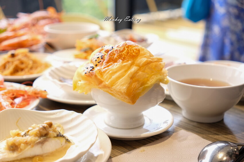 台中潮港城太陽百匯│台中吃到飽始祖！免千元高CP值buffet，破百道料理、超狂海鮮直送任你吃。台中聚餐推薦。四人同行送巨無霸檸檬泰國蝦 - 貪吃猴的幻想