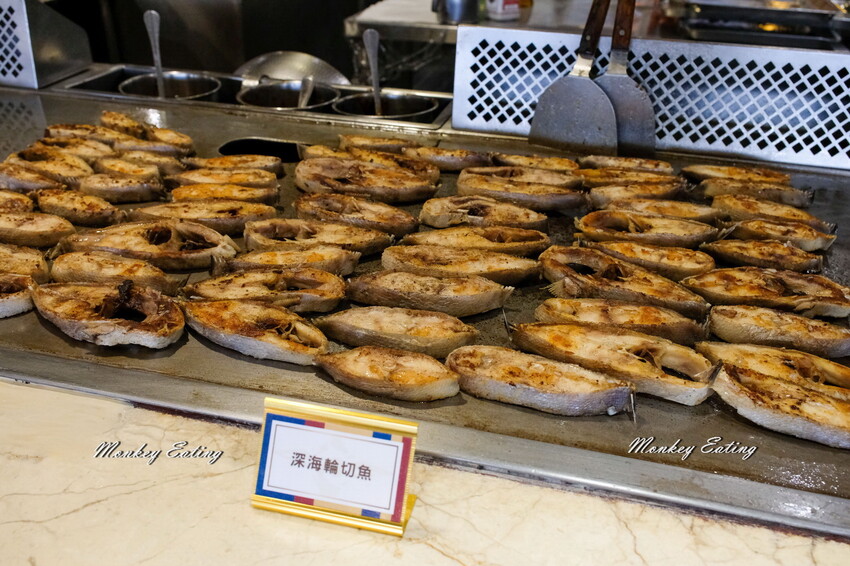 台中潮港城太陽百匯│台中吃到飽始祖！免千元高CP值buffet，破百道料理、超狂海鮮直送任你吃。台中聚餐推薦。四人同行送巨無霸檸檬泰國蝦 - 貪吃猴的幻想