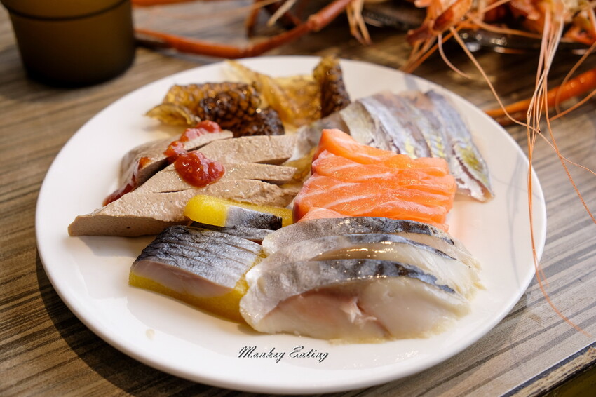 台中潮港城太陽百匯│台中吃到飽始祖！免千元高CP值buffet，破百道料理、超狂海鮮直送任你吃。台中聚餐推薦。四人同行送巨無霸檸檬泰國蝦 - 貪吃猴的幻想