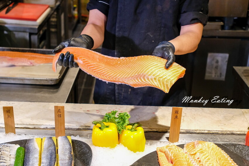 台中潮港城太陽百匯│台中吃到飽始祖！免千元高CP值buffet，破百道料理、超狂海鮮直送任你吃。台中聚餐推薦。四人同行送巨無霸檸檬泰國蝦 - 貪吃猴的幻想