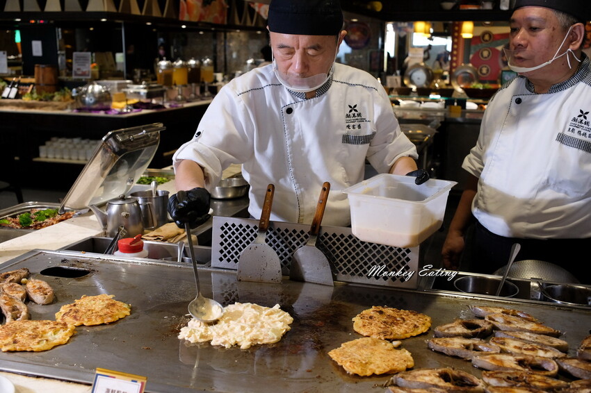 台中潮港城太陽百匯│台中吃到飽始祖！免千元高CP值buffet，破百道料理、超狂海鮮直送任你吃。台中聚餐推薦。四人同行送巨無霸檸檬泰國蝦 - 貪吃猴的幻想