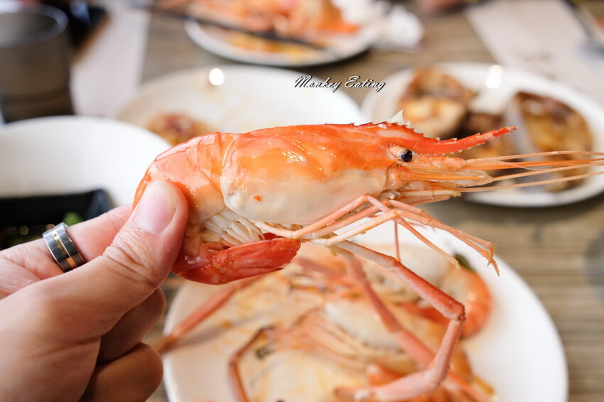 台中潮港城太陽百匯│台中吃到飽始祖！免千元高CP值buffet，破百道料理、超狂海鮮直送任你吃。台中聚餐推薦。四人同行送巨無霸檸檬泰國蝦 - 貪吃猴的幻想