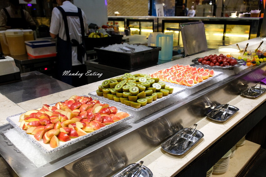 台中潮港城太陽百匯│台中吃到飽始祖！免千元高CP值buffet，破百道料理、超狂海鮮直送任你吃。台中聚餐推薦。四人同行送巨無霸檸檬泰國蝦 - 貪吃猴的幻想