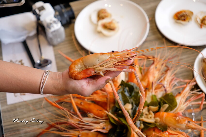 台中潮港城太陽百匯│台中吃到飽始祖！免千元高CP值buffet，破百道料理、超狂海鮮直送任你吃。台中聚餐推薦。四人同行送巨無霸檸檬泰國蝦 - 貪吃猴的幻想