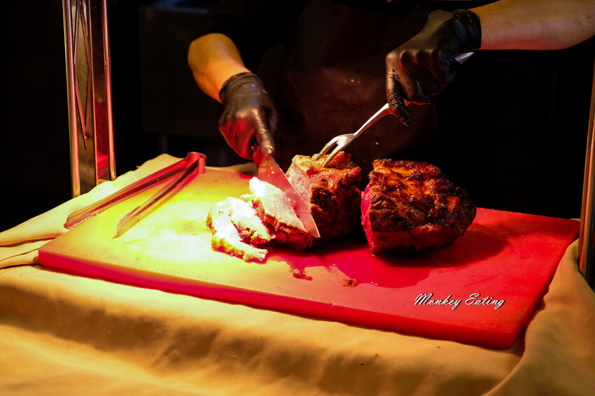 台中潮港城太陽百匯│台中吃到飽始祖！免千元高CP值buffet，破百道料理、超狂海鮮直送任你吃。台中聚餐推薦。四人同行送巨無霸檸檬泰國蝦 - 貪吃猴的幻想