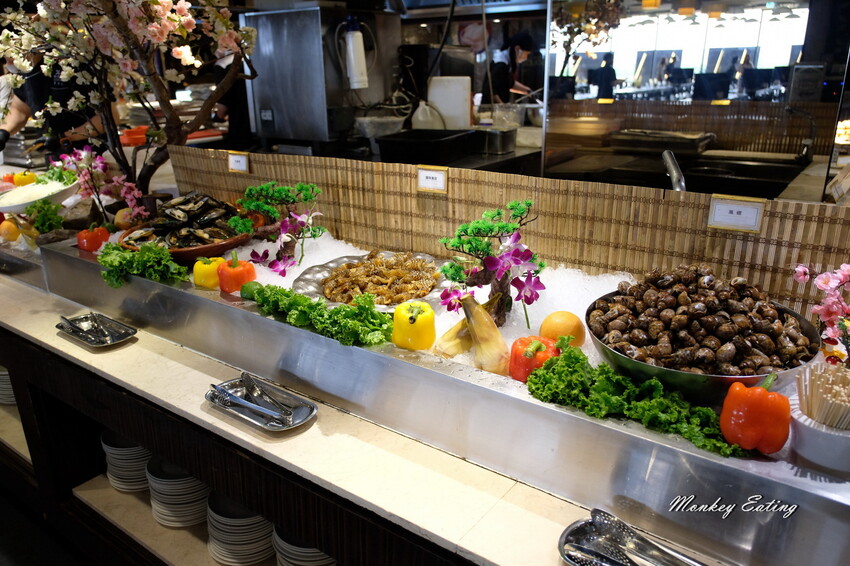 台中潮港城太陽百匯│台中吃到飽始祖！免千元高CP值buffet，破百道料理、超狂海鮮直送任你吃。台中聚餐推薦。四人同行送巨無霸檸檬泰國蝦 - 貪吃猴的幻想