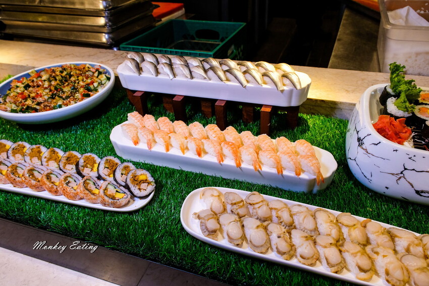 台中潮港城太陽百匯│台中吃到飽始祖！免千元高CP值buffet，破百道料理、超狂海鮮直送任你吃。台中聚餐推薦。四人同行送巨無霸檸檬泰國蝦 - 貪吃猴的幻想