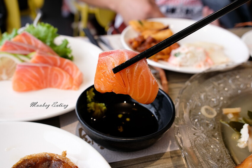 台中潮港城太陽百匯│台中吃到飽始祖！免千元高CP值buffet，破百道料理、超狂海鮮直送任你吃。台中聚餐推薦。四人同行送巨無霸檸檬泰國蝦 - 貪吃猴的幻想