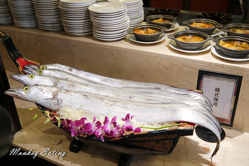 台中潮港城太陽百匯│台中吃到飽始祖！免千元高CP值buffet，破百道料理、超狂海鮮直送任你吃。台中聚餐推薦。四人同行送巨無霸檸檬泰國蝦 - 貪吃猴的幻想