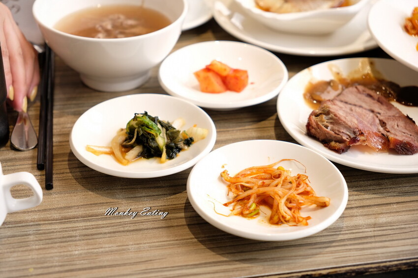 台中潮港城太陽百匯│台中吃到飽始祖！免千元高CP值buffet，破百道料理、超狂海鮮直送任你吃。台中聚餐推薦。四人同行送巨無霸檸檬泰國蝦 - 貪吃猴的幻想