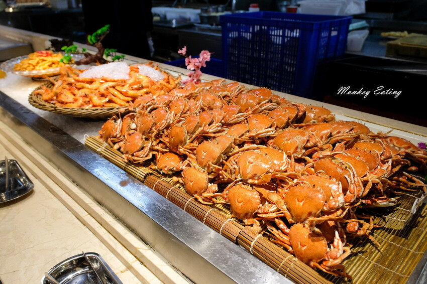 台中潮港城太陽百匯│台中吃到飽始祖！免千元高CP值buffet，破百道料理、超狂海鮮直送任你吃。台中聚餐推薦。四人同行送巨無霸檸檬泰國蝦 - 貪吃猴的幻想