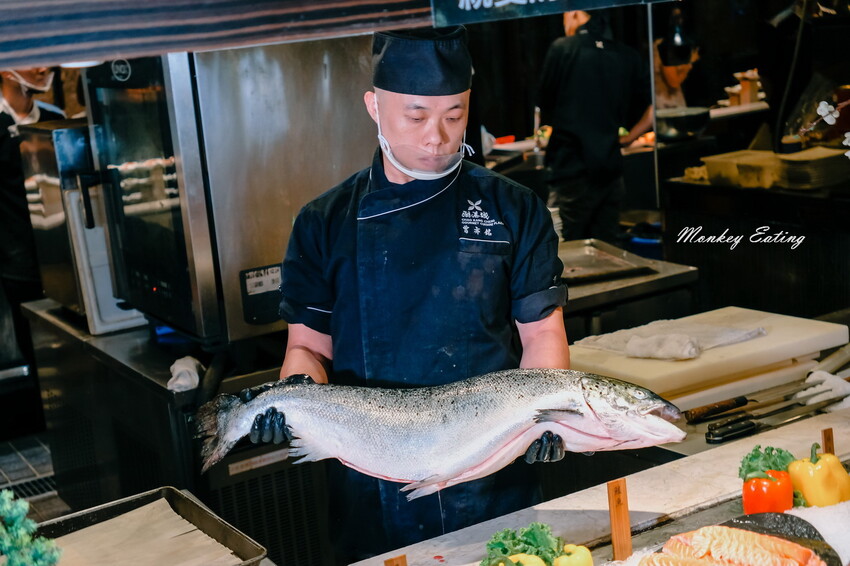 台中潮港城太陽百匯│台中吃到飽始祖！免千元高CP值buffet，破百道料理、超狂海鮮直送任你吃。台中聚餐推薦。四人同行送巨無霸檸檬泰國蝦 - 貪吃猴的幻想