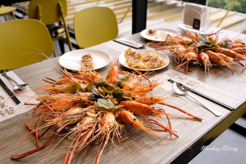 台中潮港城太陽百匯│台中吃到飽始祖！免千元高CP值buffet，破百道料理、超狂海鮮直送任你吃。台中聚餐推薦。四人同行送巨無霸檸檬泰國蝦 - 貪吃猴的幻想