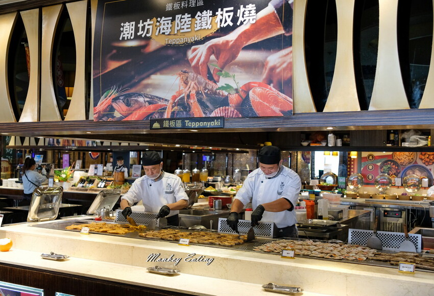 台中潮港城太陽百匯│台中吃到飽始祖！免千元高CP值buffet，破百道料理、超狂海鮮直送任你吃。台中聚餐推薦。四人同行送巨無霸檸檬泰國蝦 - 貪吃猴的幻想