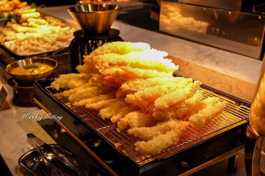 台中潮港城太陽百匯│台中吃到飽始祖！免千元高CP值buffet，破百道料理、超狂海鮮直送任你吃。台中聚餐推薦。四人同行送巨無霸檸檬泰國蝦 - 貪吃猴的幻想