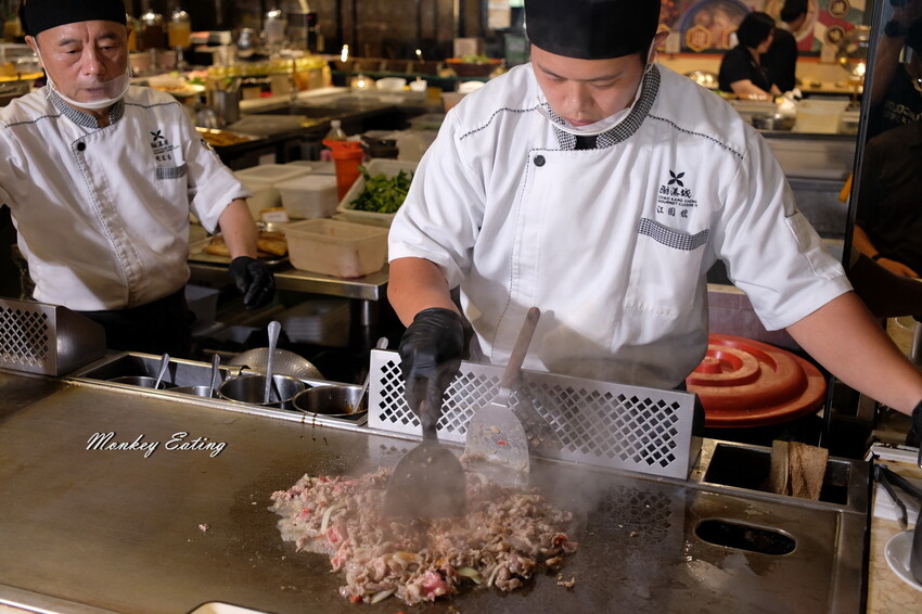 台中潮港城太陽百匯│台中吃到飽始祖！免千元高CP值buffet，破百道料理、超狂海鮮直送任你吃。台中聚餐推薦。四人同行送巨無霸檸檬泰國蝦 - 貪吃猴的幻想