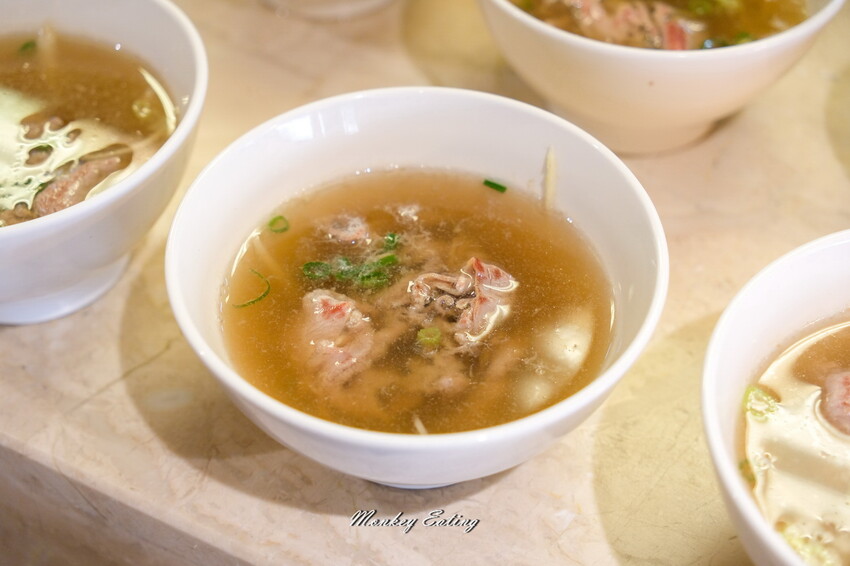 台中潮港城太陽百匯│台中吃到飽始祖！免千元高CP值buffet，破百道料理、超狂海鮮直送任你吃。台中聚餐推薦。四人同行送巨無霸檸檬泰國蝦 - 貪吃猴的幻想