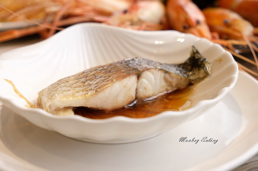 台中潮港城太陽百匯│台中吃到飽始祖！免千元高CP值buffet，破百道料理、超狂海鮮直送任你吃。台中聚餐推薦。四人同行送巨無霸檸檬泰國蝦 - 貪吃猴的幻想