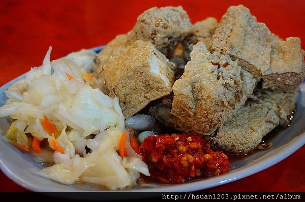 花蓮市區。花中榕樹下臭豆腐