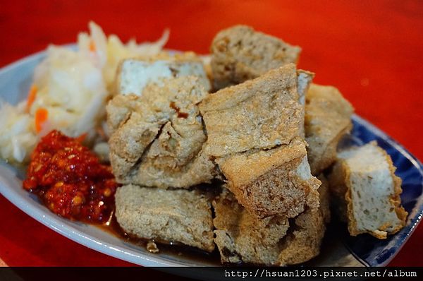 花蓮市區。花中榕樹下臭豆腐