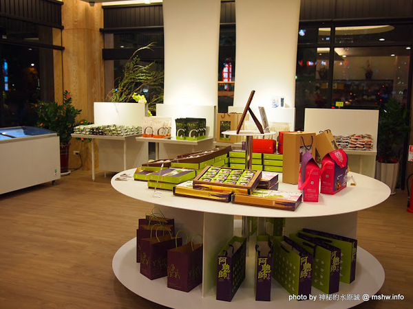 阿聰師芋頭酥糕餅(台中秋紅谷館)：【食記】台中西屯-阿聰師芋頭酥糕餅/台中秋紅谷館 : 微甜不膩的細緻口感,有八卦味道的大甲龍捲風!？